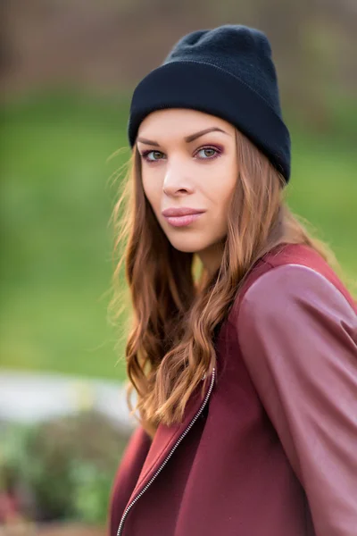 Young woman sitting on bench. — Stock Photo, Image