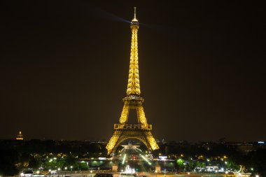 Hemen hemen Eyfel Kulesi Paris-