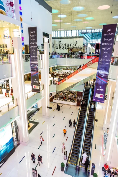 Vnitřní pohled na Dubaj mall — Stock fotografie