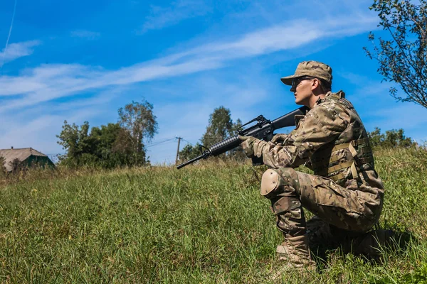 Soldado con rifle — Foto de Stock