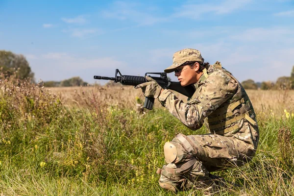 Soldado con rifle — Foto de Stock