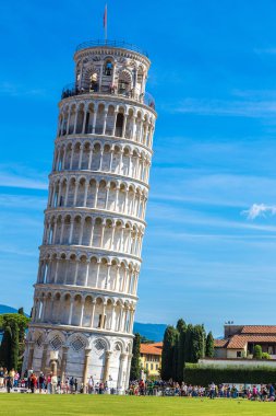 Pisa Kulesi yaslanmış