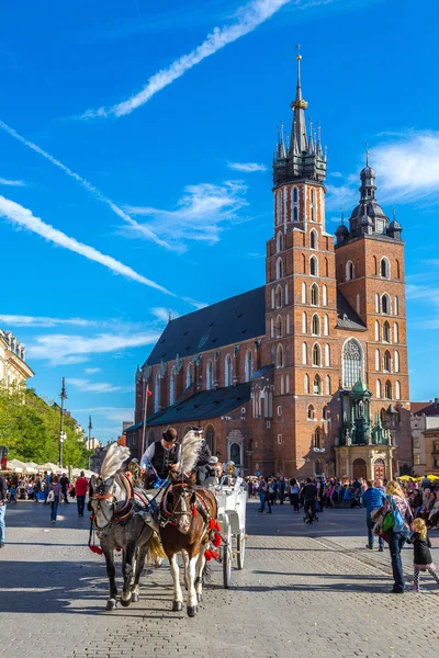 Paardenkoetsen op het centrale plein in Krakau — Stockfoto