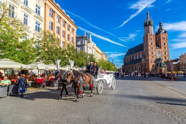 Paardenkoetsen op het centrale plein in Krakau — Stockfoto