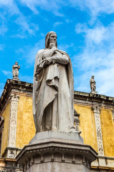 Statue of Dante   in Verona, Italy — Stock Photo, Image