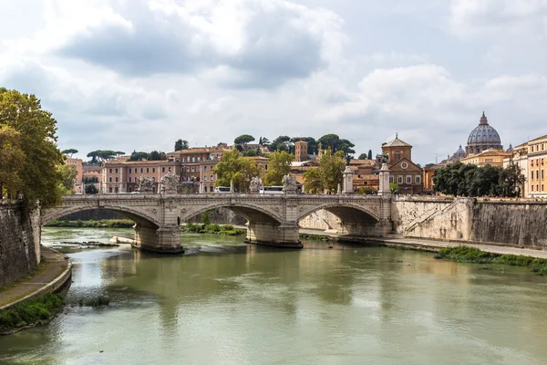 Sant angelo bridge i Rom — Stockfoto