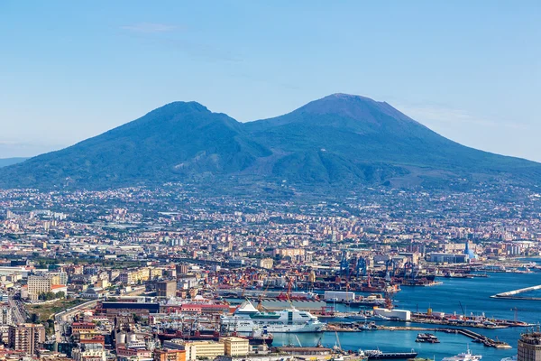 Napoli y el monte Vesubio en Italia — Foto de Stock