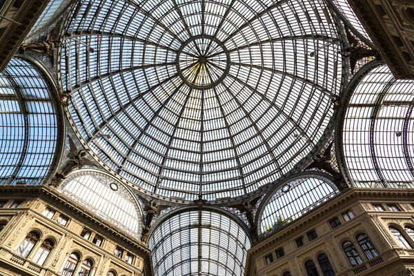 Galleria vittorio emanuele в Неаполе
