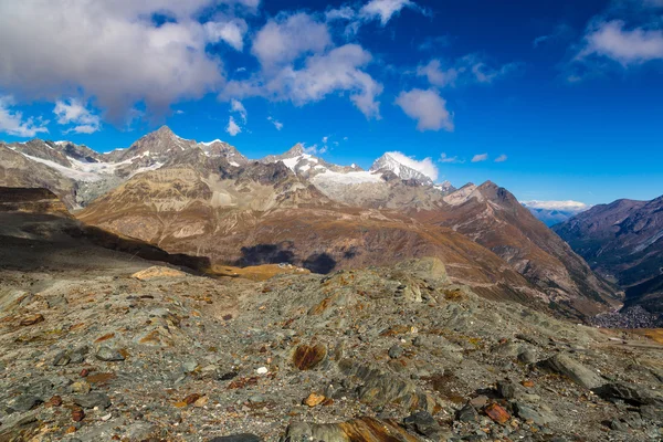 Horská krajina Alp ve Švýcarsku — Stock fotografie