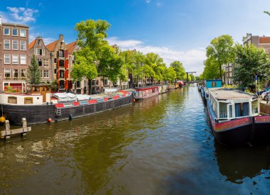 Amsterdam kanalları ve tekneler, Hollanda.