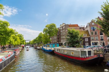 Amsterdam kanalları ve tekneler, Hollanda.