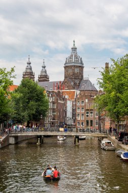 Amsterdam kanal ve st. nicolas church