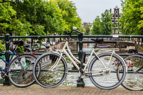 Bicicletas na ponte sobre canais de Amsterdã — Fotografia de Stock