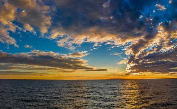 Magnifique coucher de soleil sur la plage — Photo