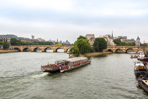 Sekwana i Notre Dame w Paryżu — Zdjęcie stockowe