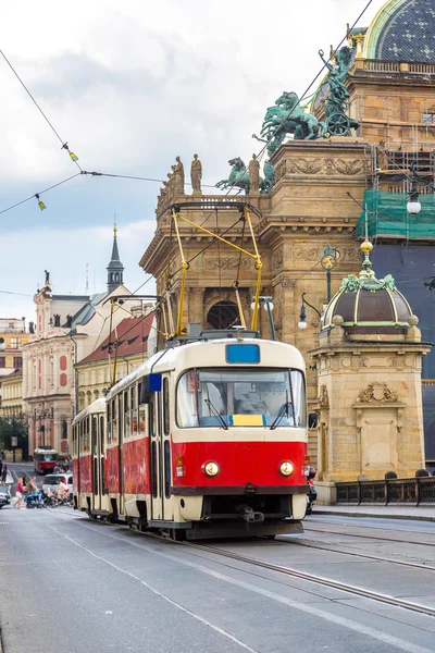 Tramvaj ve staré ulici v Praze — Stock fotografie