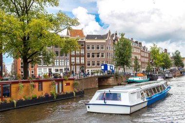 Amsterdam kanalları ve tekneler, Hollanda, Hollanda.