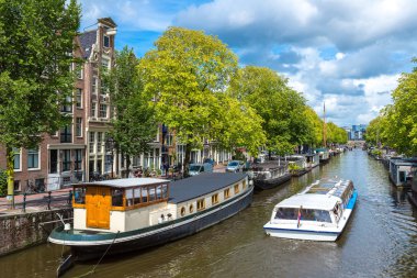 Amsterdam kanalları ve tekneler, Hollanda, Hollanda.