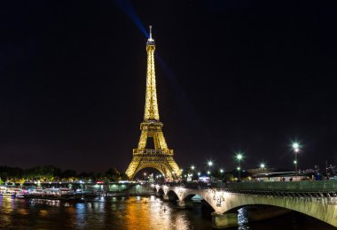 Paris 'te gün batımında Eyfel Kulesi