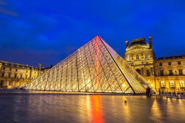 Paris 'teki Louvre Müzesi