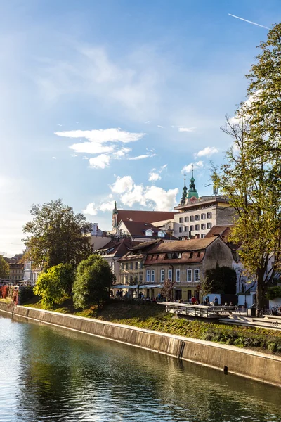 Река Любляна в центре города — стоковое фото