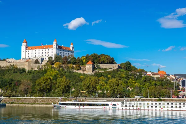 Castillo medieval en Bratislava, Eslovaquia — Foto de Stock