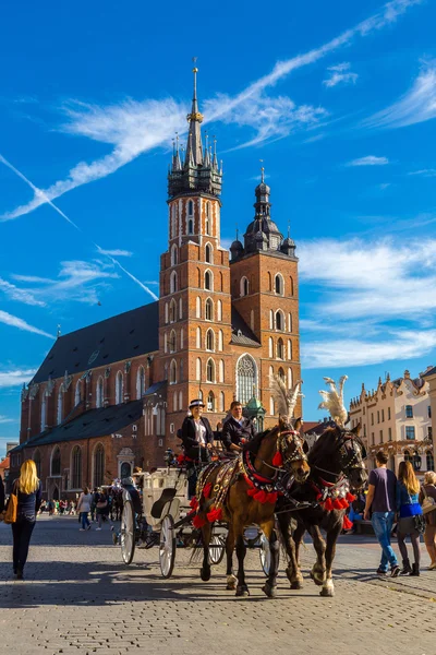 Carros de caballos en la plaza principal de Cracovia — Foto de Stock