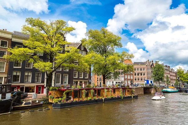 Амстердамские каналы и лодки, Голландия, Нидерланды . — стоковое фото