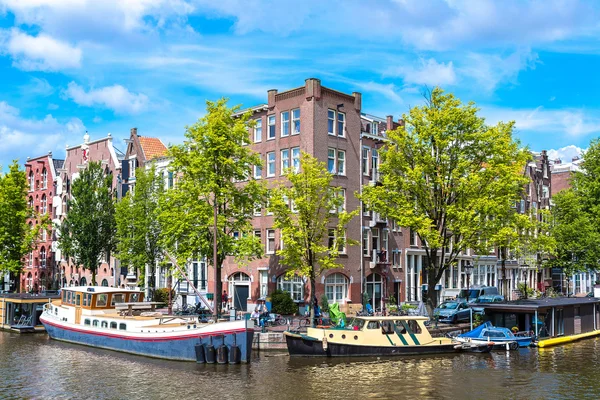 Amsterdam canais e barcos, Holanda, Países Baixos . — Fotografia de Stock