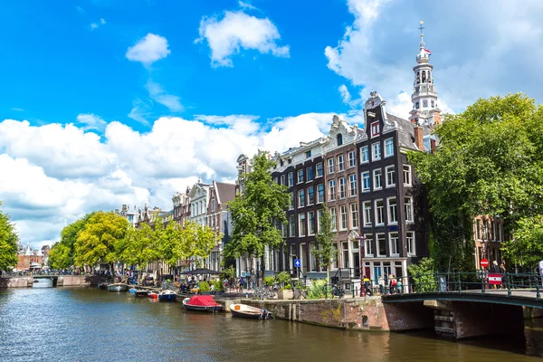 Amsterdamskie kanały i łodzi, Holland, Holandia. — Zdjęcie stockowe