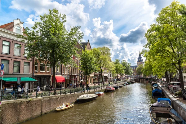 Amsterdam kanäle und boote, holland, niederland. — Stockfoto