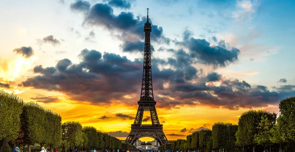 Torre Eiffel ao pôr do sol em Paris — Fotografia de Stock