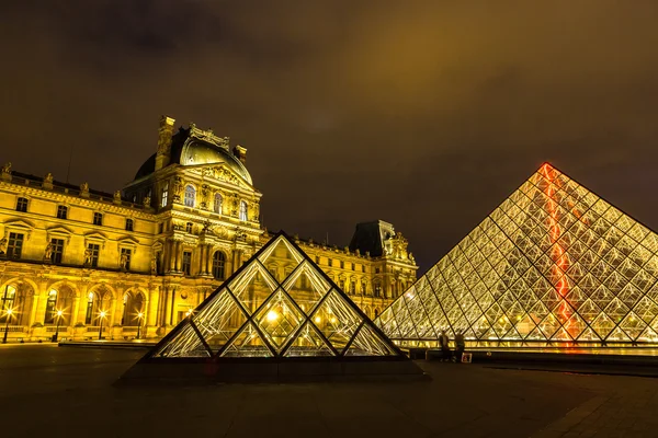 El Louvre de noche en París —  Fotos de Stock