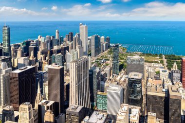 Chicago ve Michigan Gölü 'nün panoramik şehir manzarası güneşli bir günde, Illinois, ABD