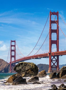 Golden Gate Köprüsü, San Francisco, Kaliforniya 'daki Marshall plajından görüldü.