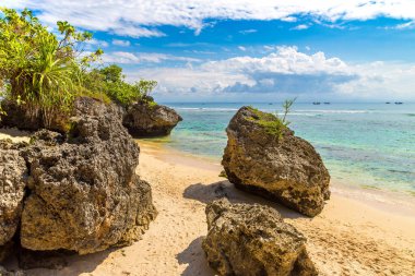 Endonezya 'nın güneşli bir gününde Bali' de Pantai Padang plajı