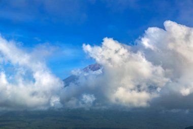 Endonezya 'nın Bali kentindeki Agung Dağı' nın etkin volkanik manzarası güneşli bir günde