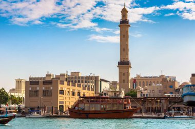 Dubai Körfezi kıyısındaki Grand Bur Dubai Mescidi Camii, Birleşik Arap Emirlikleri