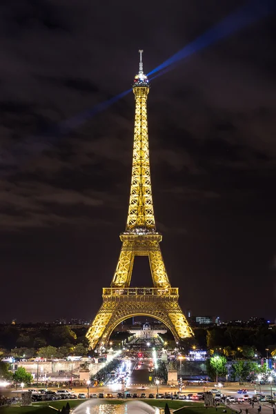 Torre Eiffel à noite em Paris — Fotografia de Stock