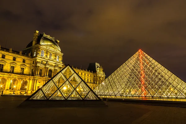 Λούβρο τη νύχτα στο Παρίσι — Φωτογραφία Αρχείου