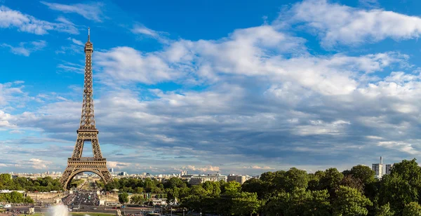 Ейфелева вежа в Парижі — стокове фото