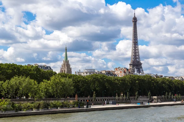 Seine och eiffel tornet i paris — Stockfoto