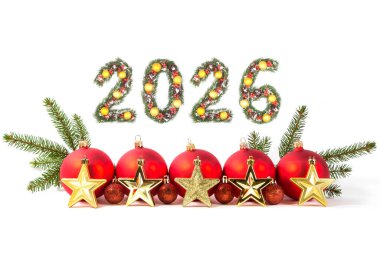 2026 Noel Yılbaşı Numarası Evergreen şubelerinden ve tatil süslemelerinden yapıldı. Beyaz arka planda büyük kırmızı bir takı var.