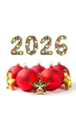 2026 Noel Yılbaşı Numarası Evergreen şubelerinden ve tatil süslemelerinden yapıldı. Beyaz arka planda büyük kırmızı bir takı var.