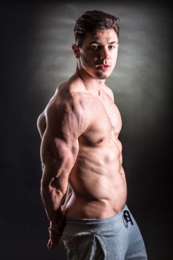 yakışıklı kaslı adam