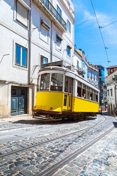 リスボン市内中心部でビンテージの路面電車 — ストック写真
