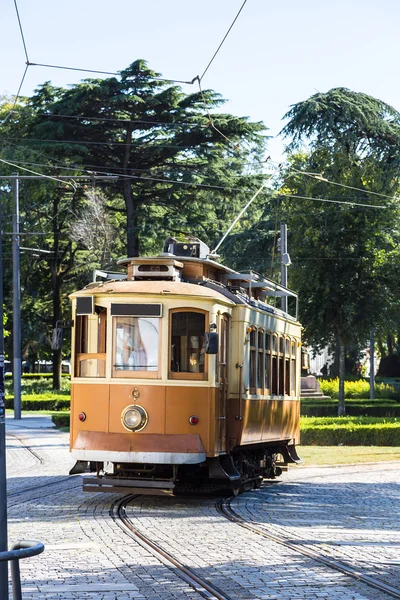Historische straßenbahn in porto, portugal — Stockfoto