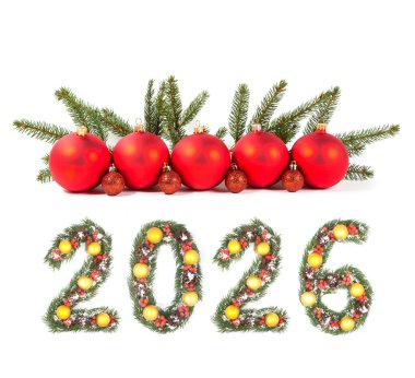 2026 Noel Yılbaşı Numarası Evergreen şubelerinden ve tatil süslemelerinden yapıldı. Beyaz arka planda büyük kırmızı bir takı var.