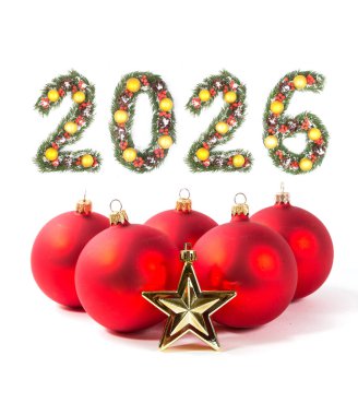 2026 Noel Yılbaşı Numarası Evergreen şubelerinden ve tatil süslemelerinden yapıldı. Beyaz arka planda büyük kırmızı bir takı var.