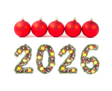 2026 Noel Yılbaşı Numarası Evergreen şubelerinden ve tatil süslemelerinden yapıldı. Beyaz arka planda büyük kırmızı bir takı var.